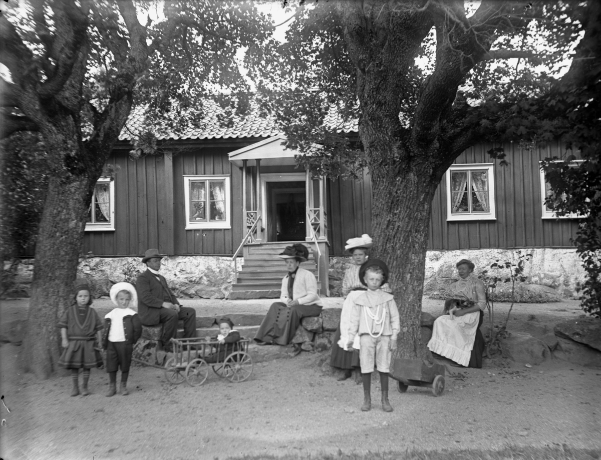 "Näs komministergård befolkad", Björksta socken, Västmanland, 2 september 1910