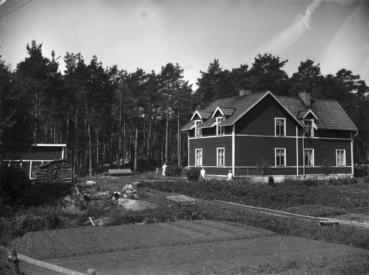 Herrgården 27, Enköping, vy från öster, troligen 23 juni 1918. Ägare då Johan Elof Lyberg (1850-1923) m. fru Anna Kristina f. Lundgren (1862-1947).