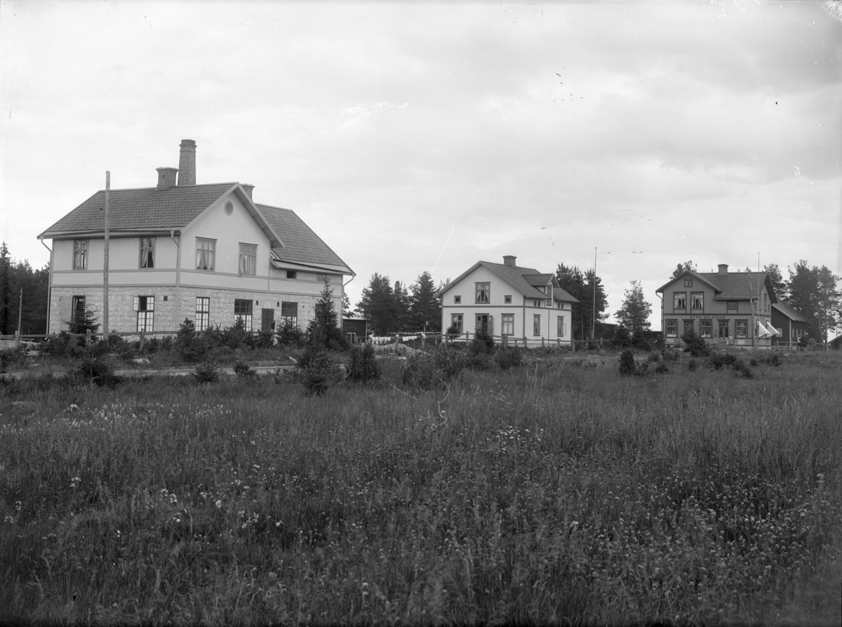 Stationsvägen, Fjärdhundra, Simtuna socken, Uppland, vy från nordväst. Från vänster mejeriet, magasinförvaltare Westerlunds villa, Otto Nilssons affär.