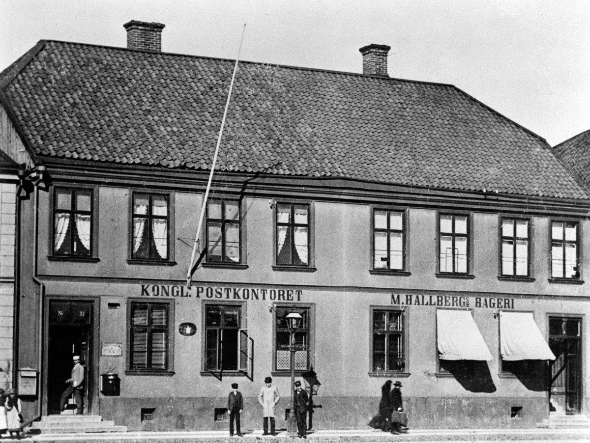 I Östra Storgatan 33 vid Hovrättstorget i Jönköping ligger Kongl.Postkontoret och M.Hallbergs bageri.