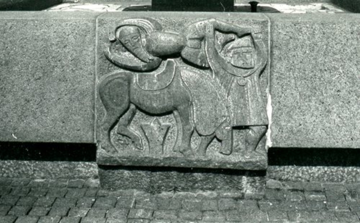 Laholm, offentlig konst. Hästbrunnen av Stig Blomberg på Hästtorget.