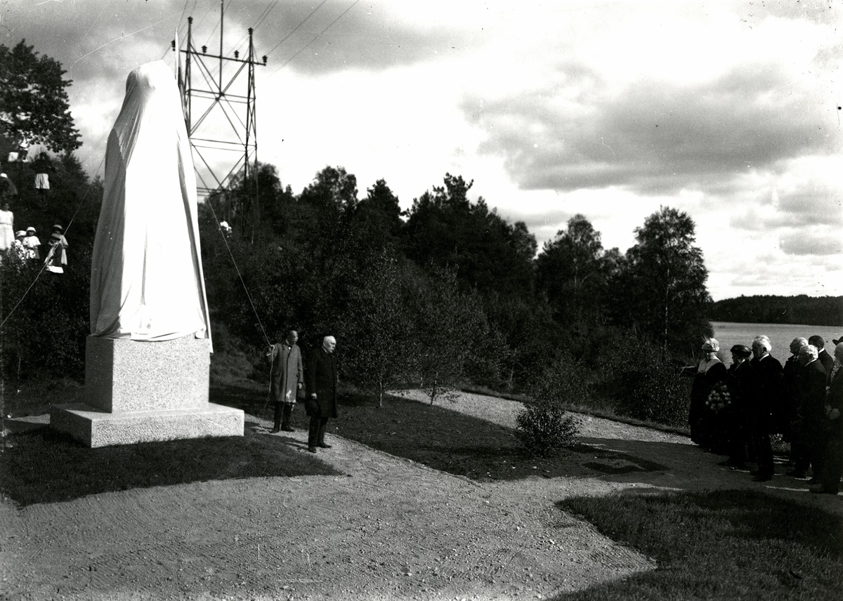 Knäred, direktör August Schmitz' byst avtäckt vid övre Knäreds Kraftstation i september 1921. Neg nr B 531.