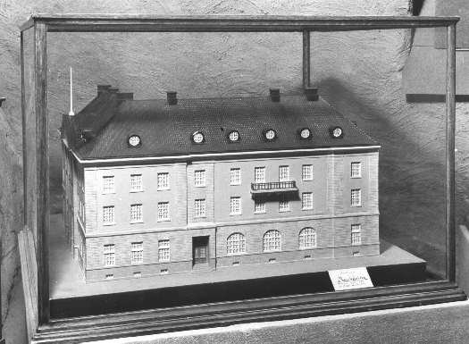 Modell av posthuset i Norrköping, uppfört under åren 1914-1916. I naturliga färger. Måtten som ovan angivits gäller bottenplattan som modellen står på. Arkitekt: V. Bodin.