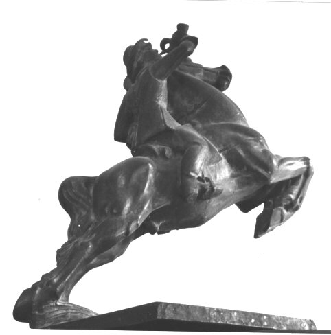 Skulptur av en postryttare på en stegrande häst blåsande i ett posthorn.