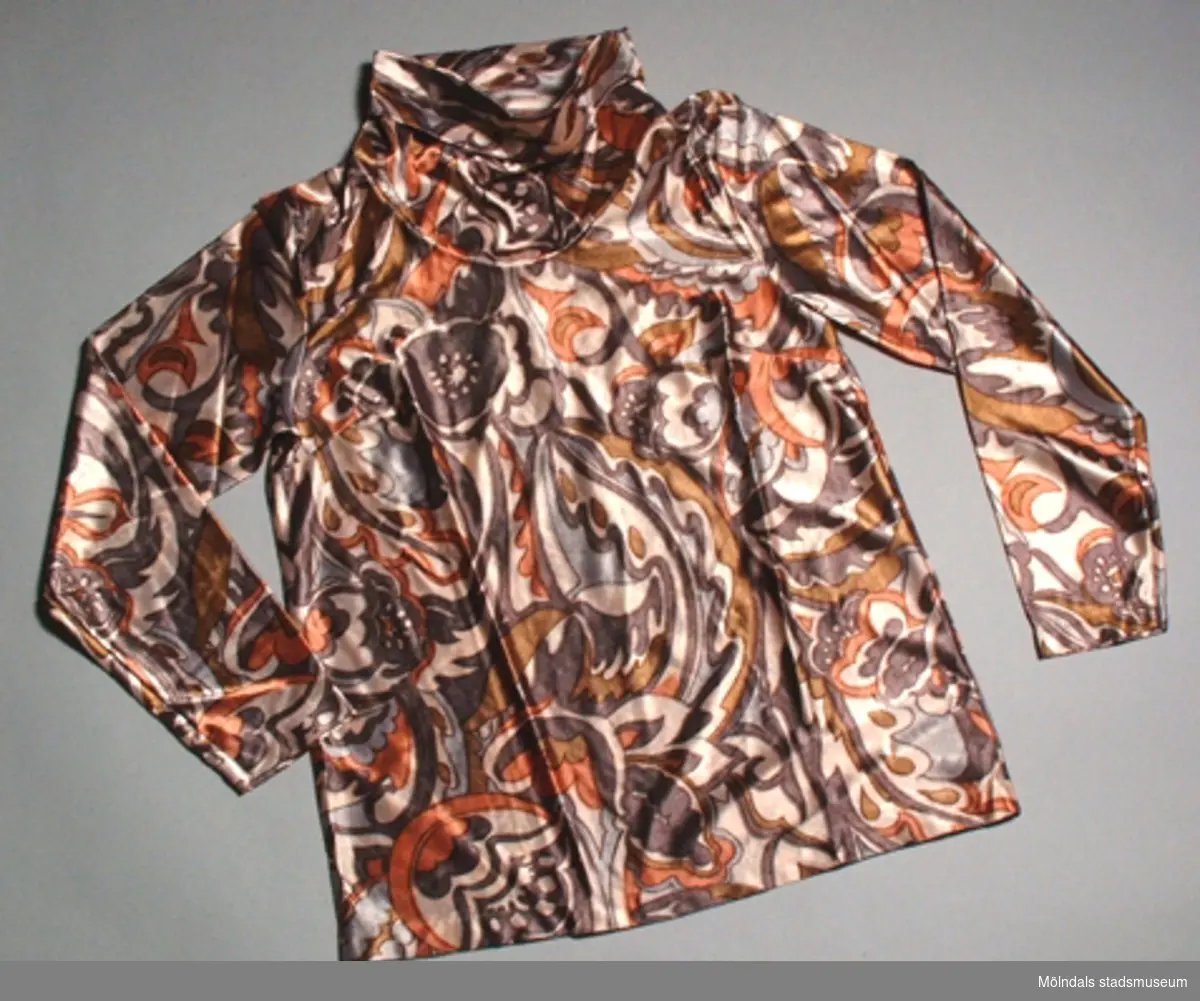 En dampyjamas med lång ärm, mönstrad i bruna färger, storlek small.Byxa:      Längd:  1040 mm.               Bredd:   500 mm.Ej använd.
