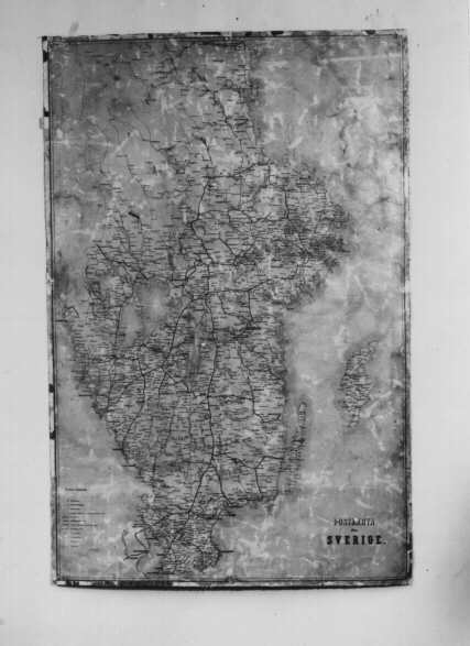 Postkarta över Sverige, troligen utgiven 1875. Kartan visar södra Sverige. Tillverkad i papper, uppfordrat på väv, solkig.