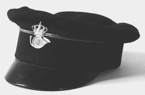Uniformsmössa av mörkblått kläde med svart läderskärm, en
guldgalon, 5 mm bred, omkring stommens övre kant, samt
nationalkokard, som omslutes av ett förgyllt posthorn, försett
medkunglig krona. Skärmen något trasig.