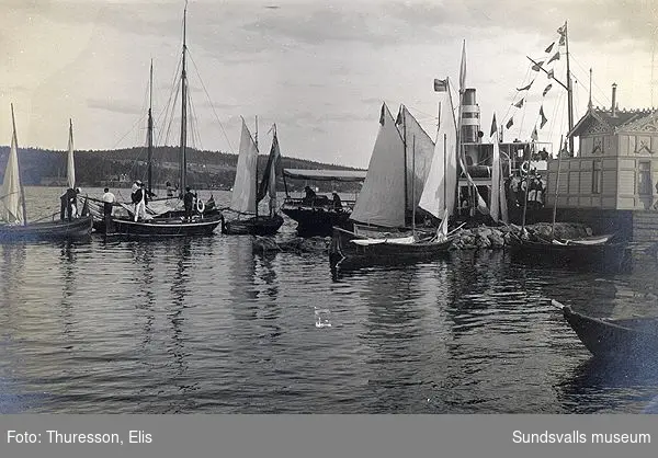 Segelbåtar vid badhusbryggan vid Kaptensudden i Petersvik, släkten Cornells sommarhus..