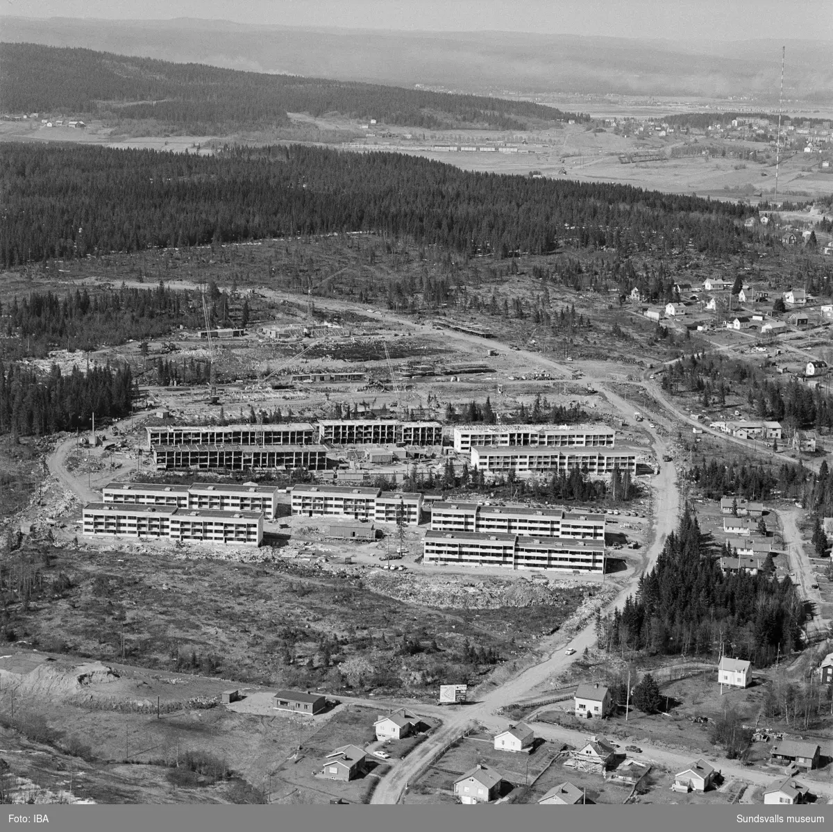 Flygbild beställd av H &N som bygger Bosvedjan "Översiktsbild av Bosvedjan, ett nytt bostadsområde som tillkom under åren 1966-1969 med 1022 lägenheter (HSB) och eget centrum."/e u Sköns kyrka 150 år.