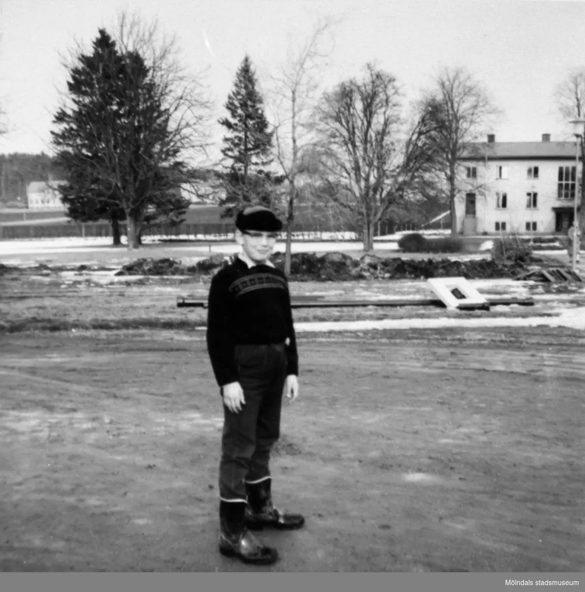 Pojke på grusplanen öster om Stora Skolan vid Stretereds skolhem, cirka 1959-1980.  Förskolan syns i bakgrunden.