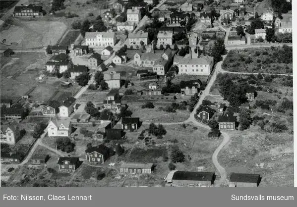 Flygfoto över Skönsberg. KF:s spisbrödsfabrik i mitten(vit byggnad med skorsten, t v om den Skönsbergs Folkets hus (1912-1956)
