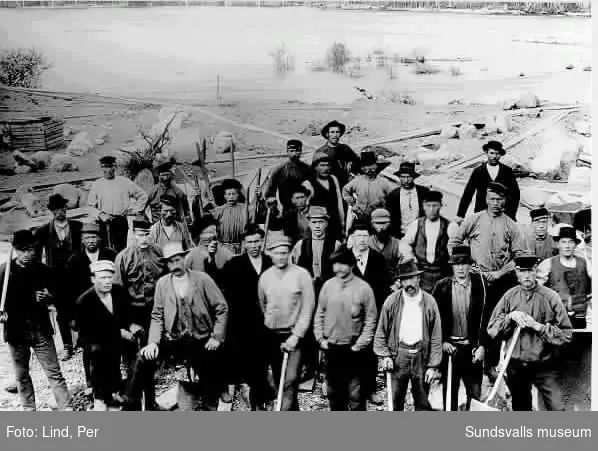 Alby 1898."Berglins lag vid sjön". Gruppbild med arbetare flertalet  av dem är utrustade med spade eller skottkärra.