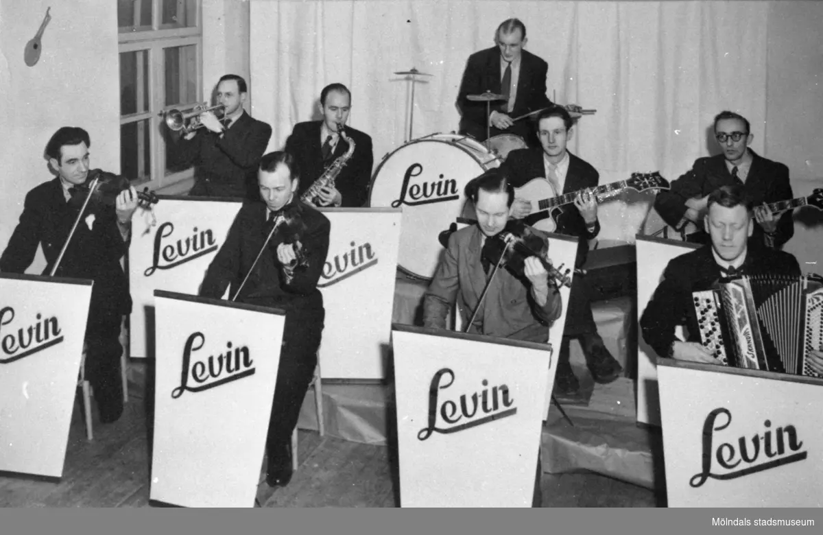 Repetition med Levins orkester vid Levins fabrik på Hisingen. Tage Qvist är tredjen från vänster. 1940-tal.