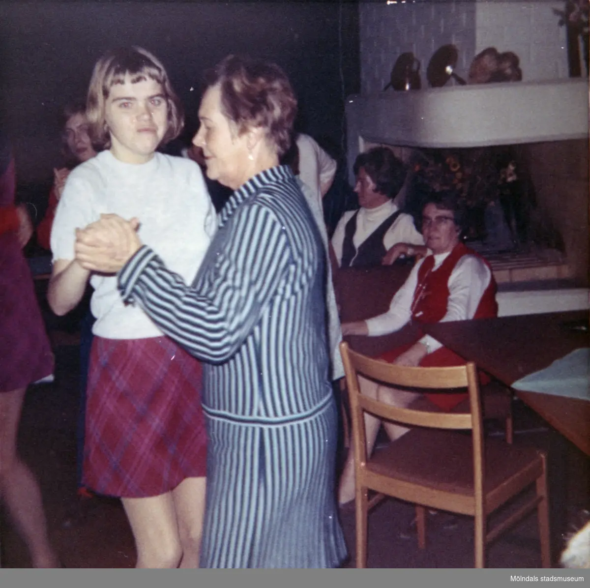 Elever, vid Skolhemmet Stretered, som dansar pardans på 1970-talet.