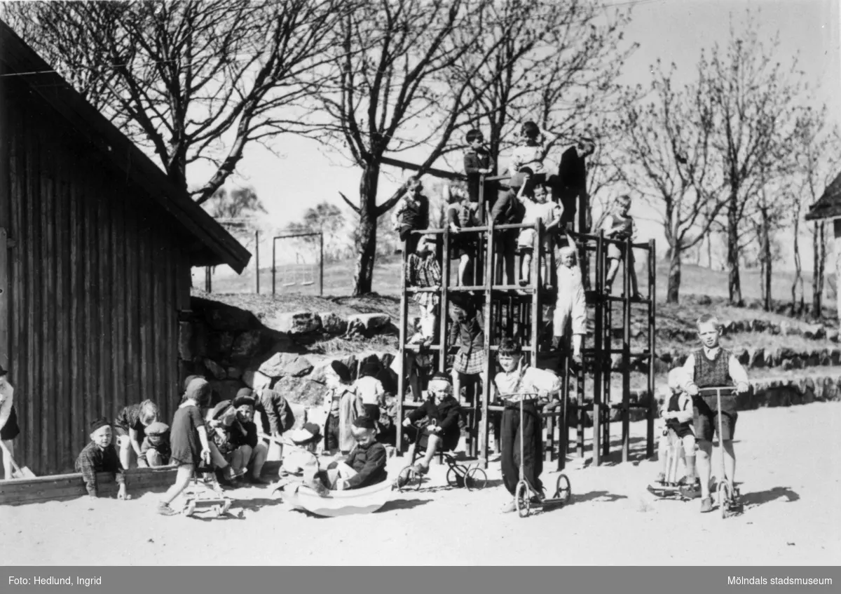Bosgårdens barnträdgård 1938-1945. Barn i klätterställning.