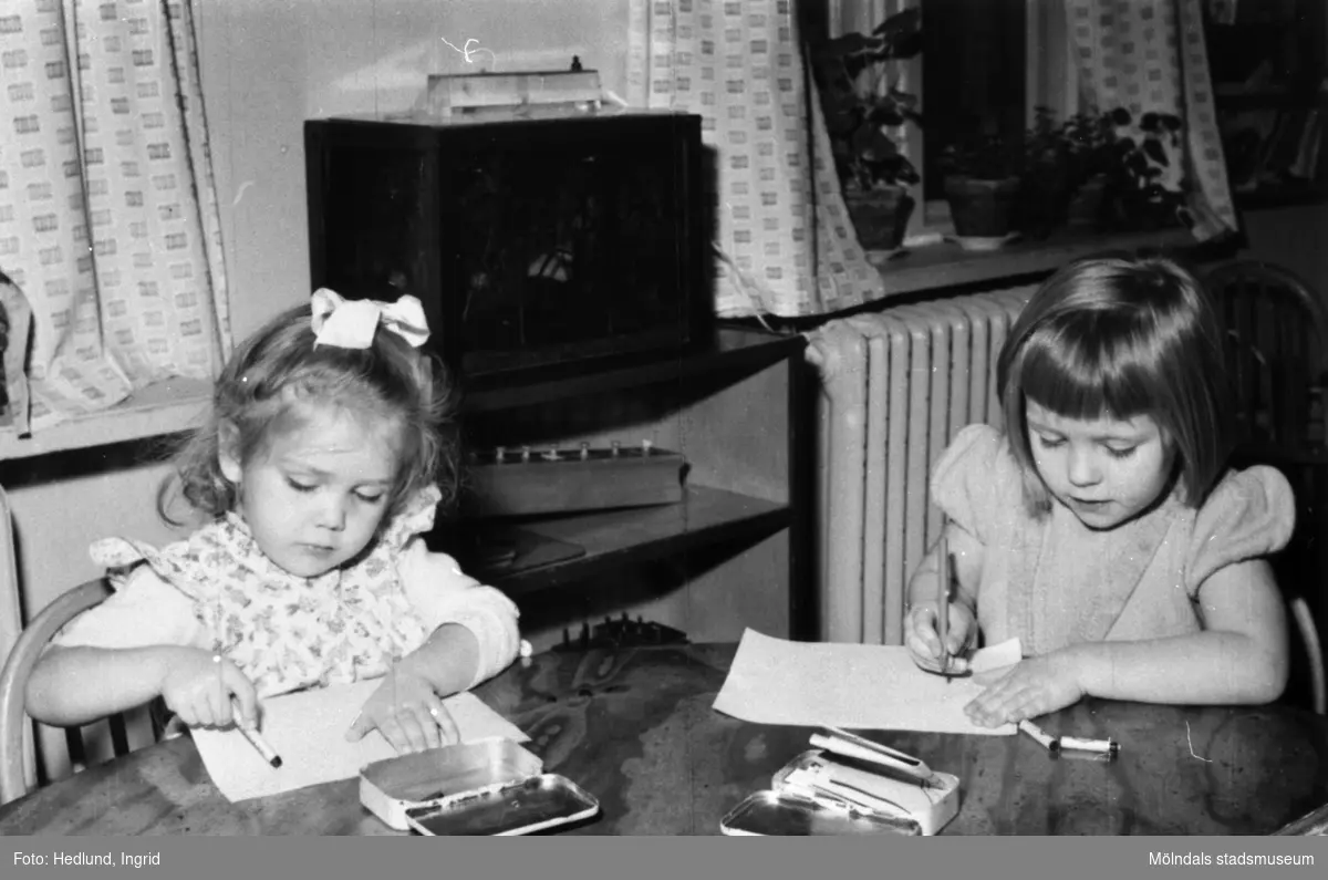 Bosgårdens barnträdgård 1938-1945. Två flickor som ritar och målar.