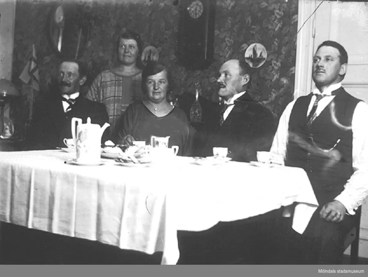 År 1925 på Fässbergsgatan 31 i Toltorpsdalen. Från höger: pappa, morbror, moster, mamma, morbror Anton. Förvärvat från Holger Hansson, Toltorpsdalen.