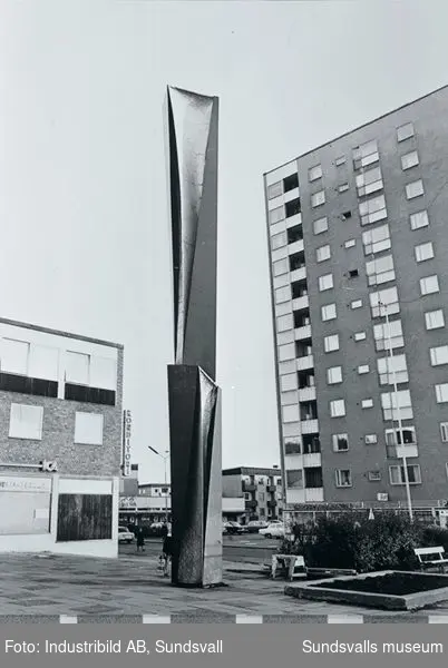 Spiral reflex, konstverk av Arne Jones (aluminium, delvis svartmålad) Skönsbergs folkets hus.