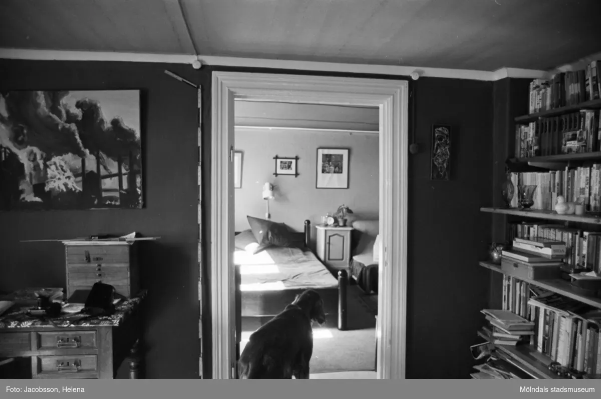 Bostadshus Roten M 10, okänt årtal. Interiörbild av två rum varav en hund i det ena.