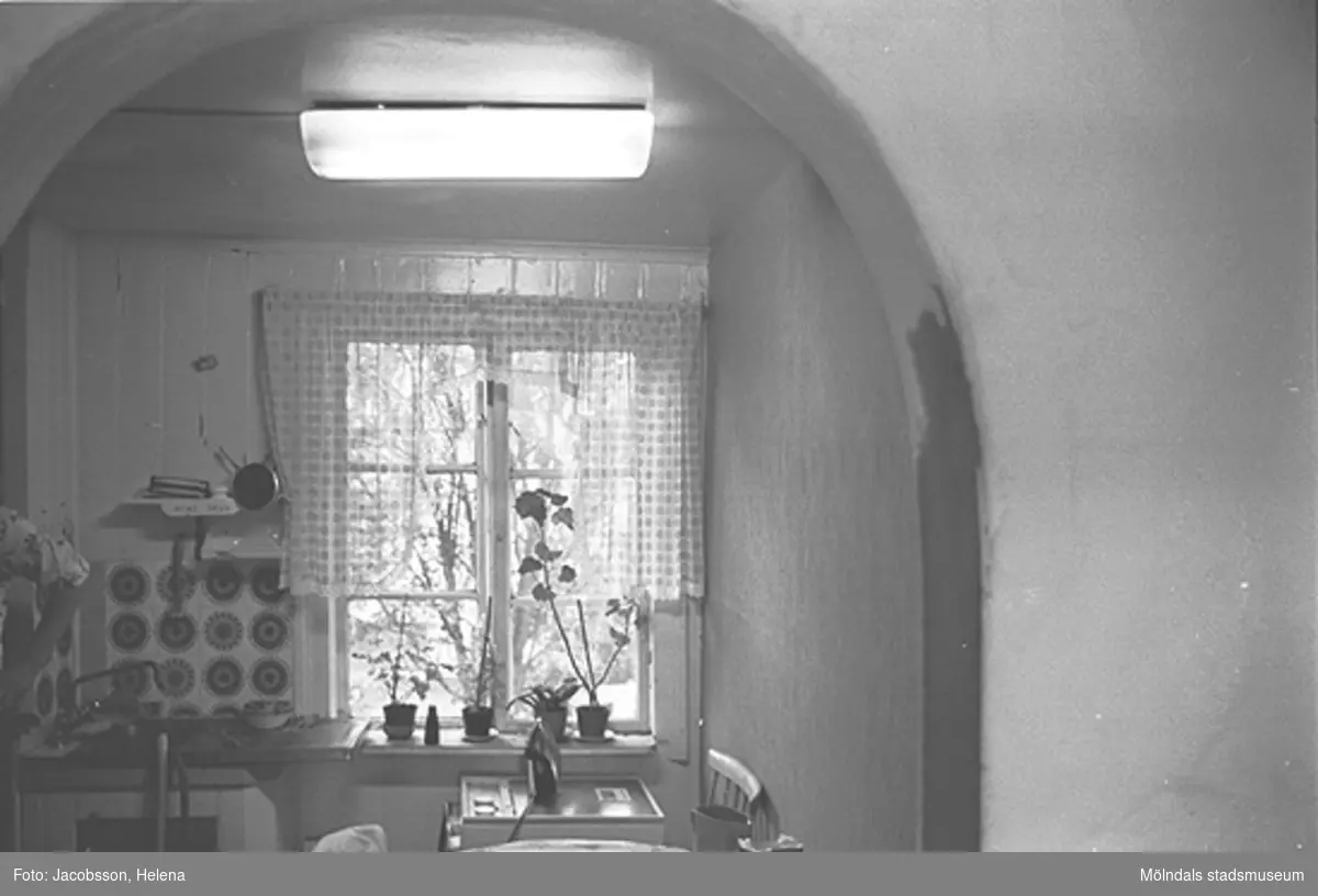 Interiör i bostadshus på Roten M 33 i Mölndals Kvarnby, 1972.
Mellanrumsliga valv för dörrar.