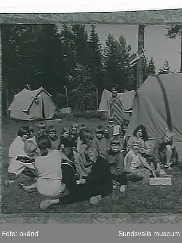 Repro av fotografi ur Sundvalls Baptistförsamlings (Elimkyrkans) arkiv. Ungdommar ur Sundsvalls Baptistförsmling på läger.