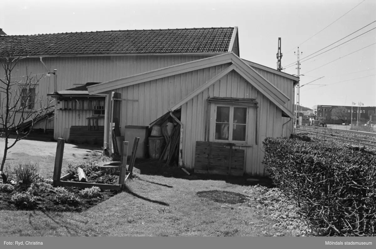 Byggnadsdokumentation av gårdshus och garage, Våmmedal 1:14 på Gamla Riksvägen 40 i Kållered, 1991.