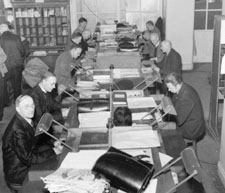 Värdebrevbärarna förtecknar rek och ass på kvittenslistor före
utbärningen.  Mars 1942.