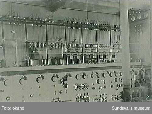 Högspänningsställverket över instrumenttavlorna i maskinhallen, elektricitetsverket. Ställverket demonterades 1932.