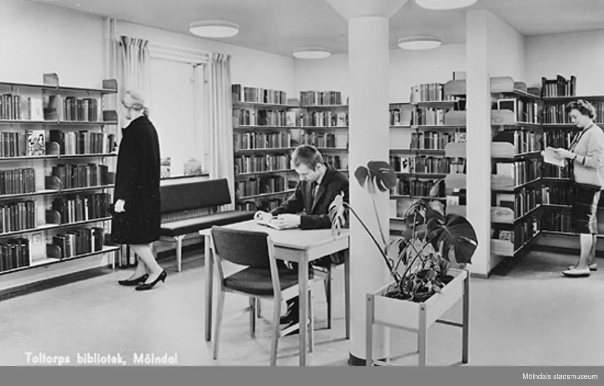 Vykort med interiör från Toltorps bibliotek, 1960-tal.