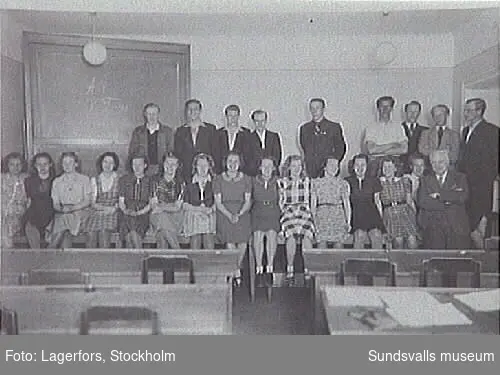 Skolhusallén. Handelsskolan, klass A:1, vårterminen 1941.