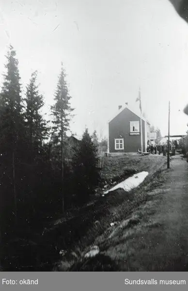 "På veien heim til gamle Norge fra Baggböle. Förste Norske st - (Kåperå) Meråker."  (Bildtext i fotoalbum. Ägare Emil Tessem, Steinkjer.)Maj 1945.
