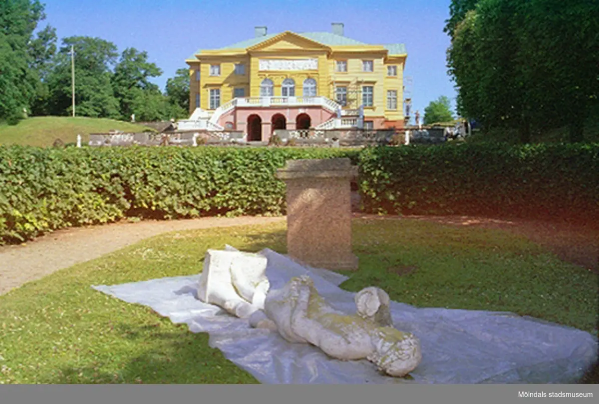 Dokumentation av sönderslagna skulpturer Bacchus och Flora, Gunnebo slott juni 1993.