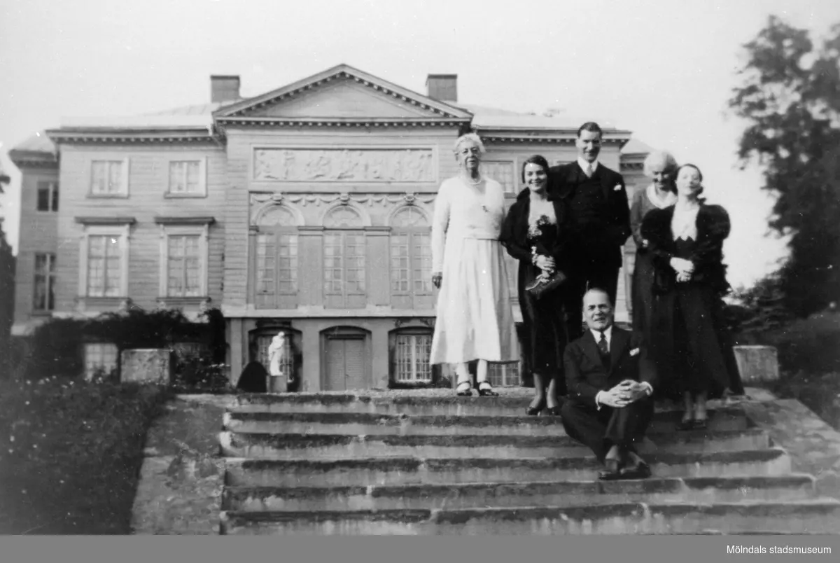 Lunchbesök på Gunnebo slott av skådespelarna Anders de Wahl och Sigge Fürst, 1932.
Hilda Sparre står längst till vänster, Sigge Fürst står i mitten och Anders de Wahl sitter på trappan framför gruppen.