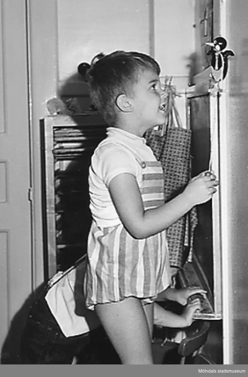 Två barn som leker vid Holtermanska daghemmet 1953.