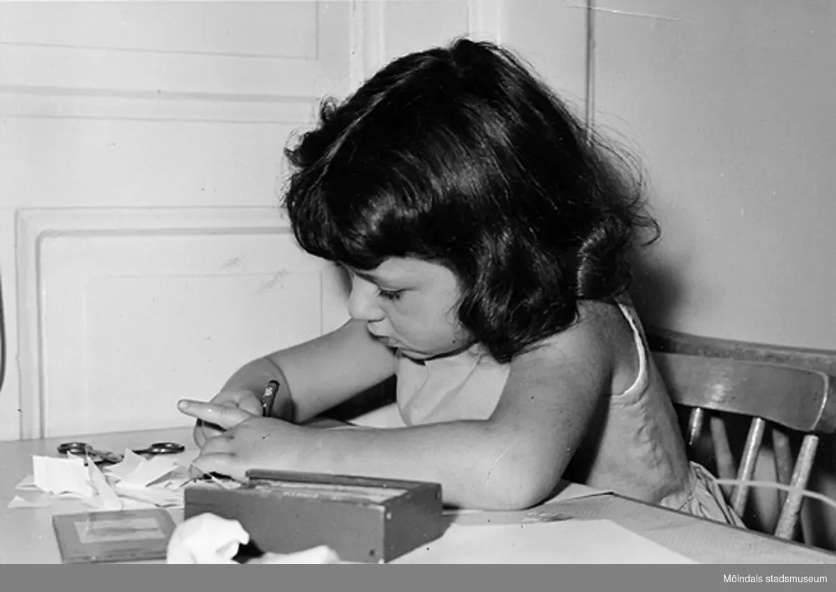 En flicka som ritar vid Holtermanska daghemmet 1953.