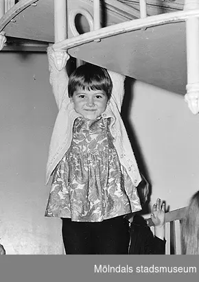 En flicka håller hängande i trappan vid Holtermanska daghemmet 1953.