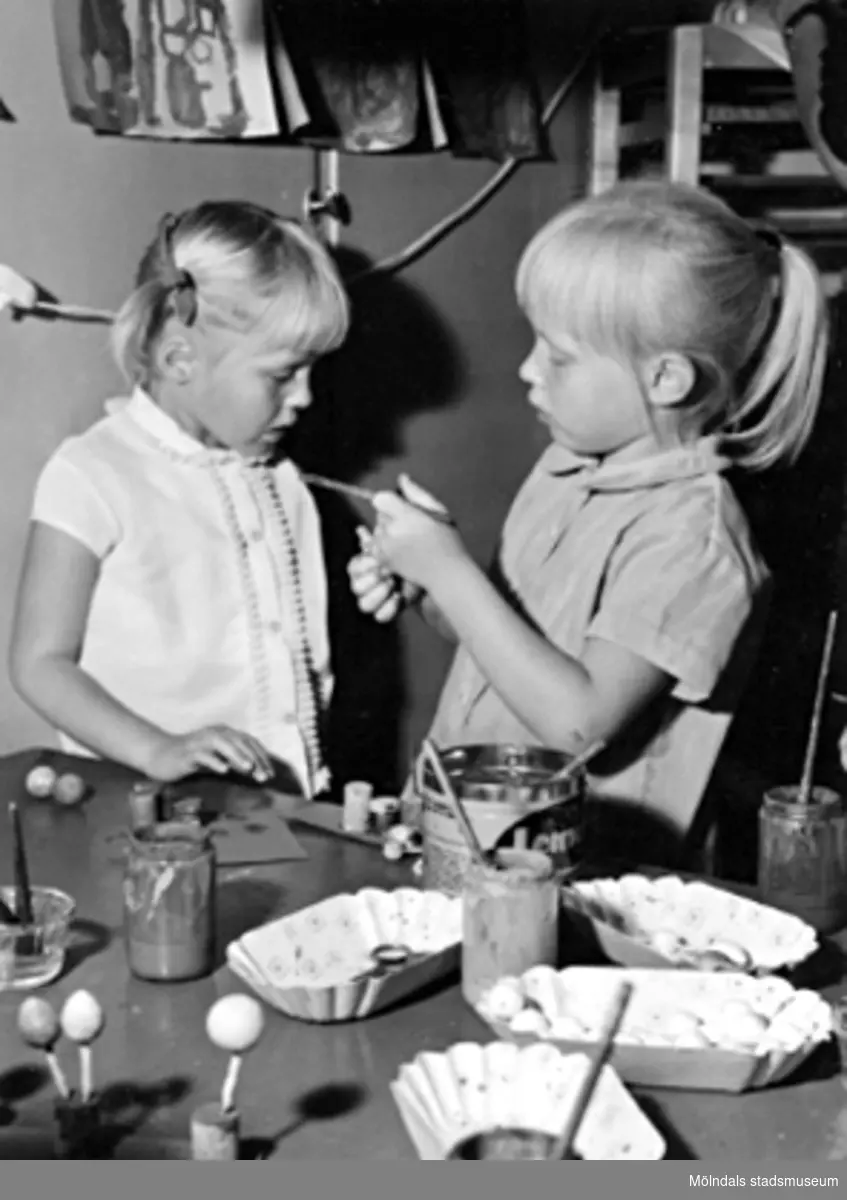 Två flickor vid ett pysselbord. Holtermanska daghemmet 1953.