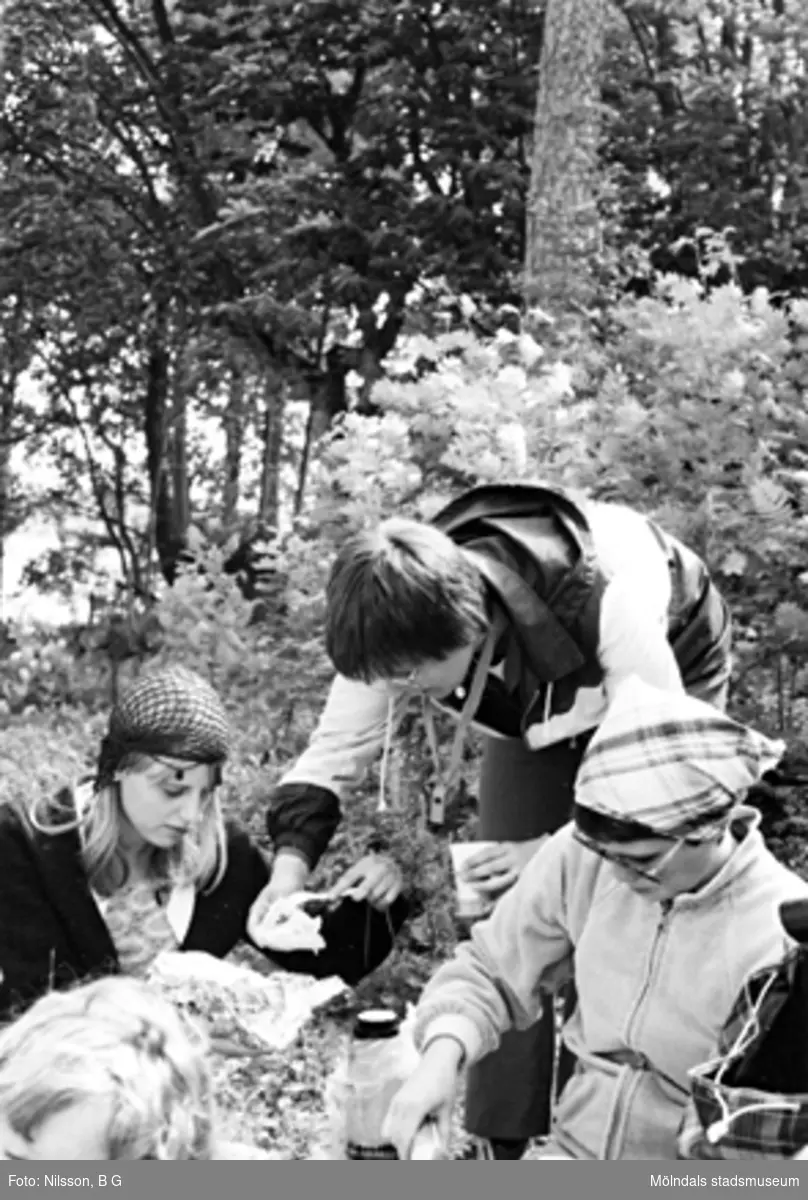 Barn och vuxna är ute på picknick. Holtermanska daghemmet juni 1973.