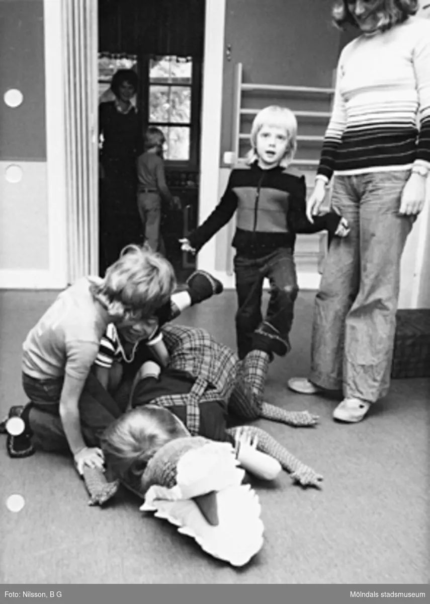 Barn som leker på golvet med en leksakskrokodil. Holtermanska daghemmet maj 1975.