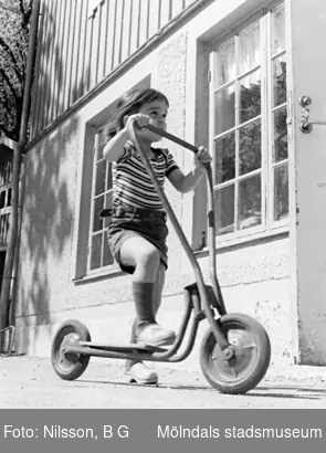 Ett barn på sparkcykel. Holtermanska daghemmet, okänt årtal.