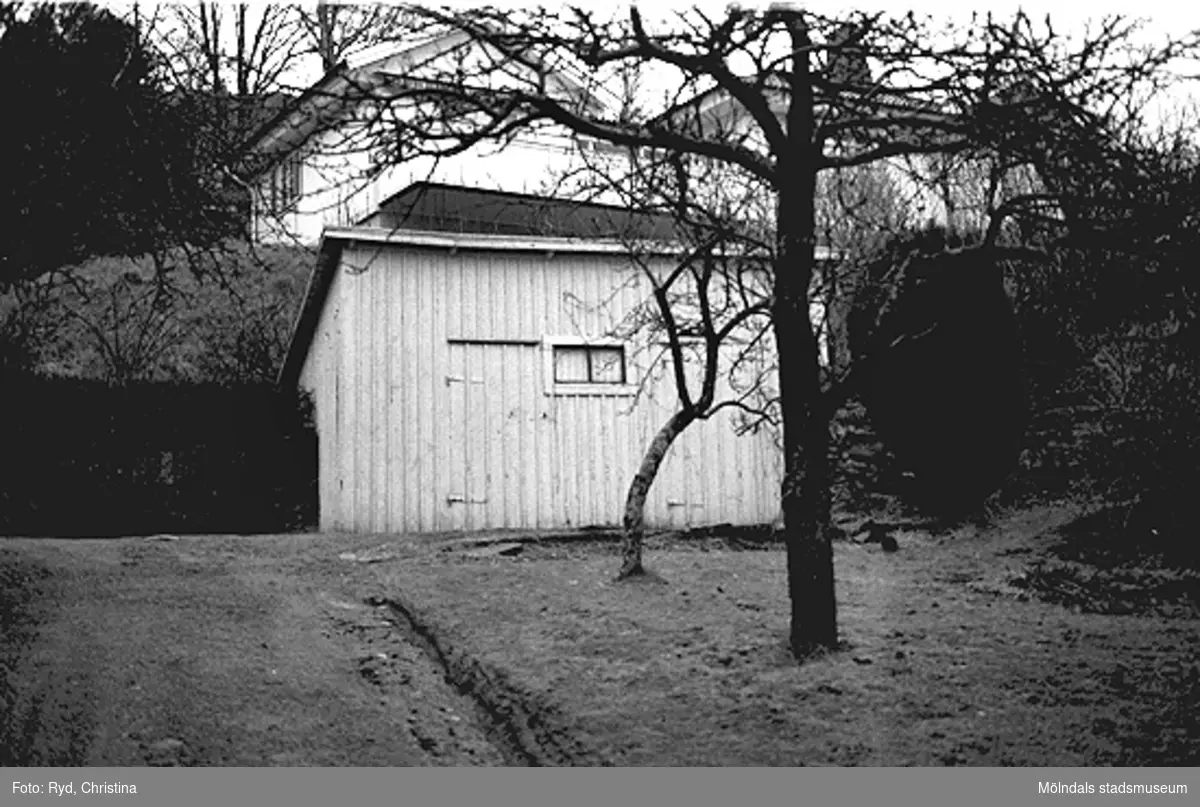 Yngeredsfors Kraft AB tvingades köpa tomt och hus (Brännåsvägen 29) sedan de hade byggt en kraftledning alltför nära tomten. Se rivningslov 1992-02-13.