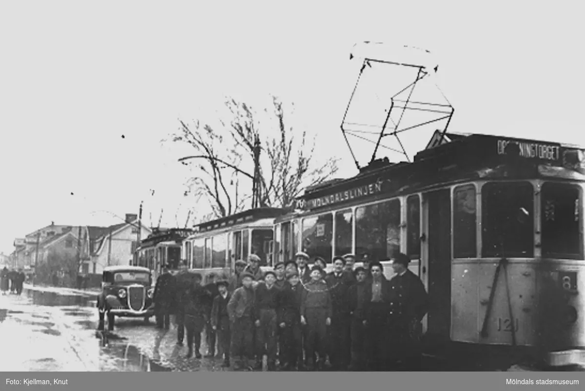 På grund av Göteborgsvägens översvämning stannar spårvagnen vid Annehill. 1920-30-tal.