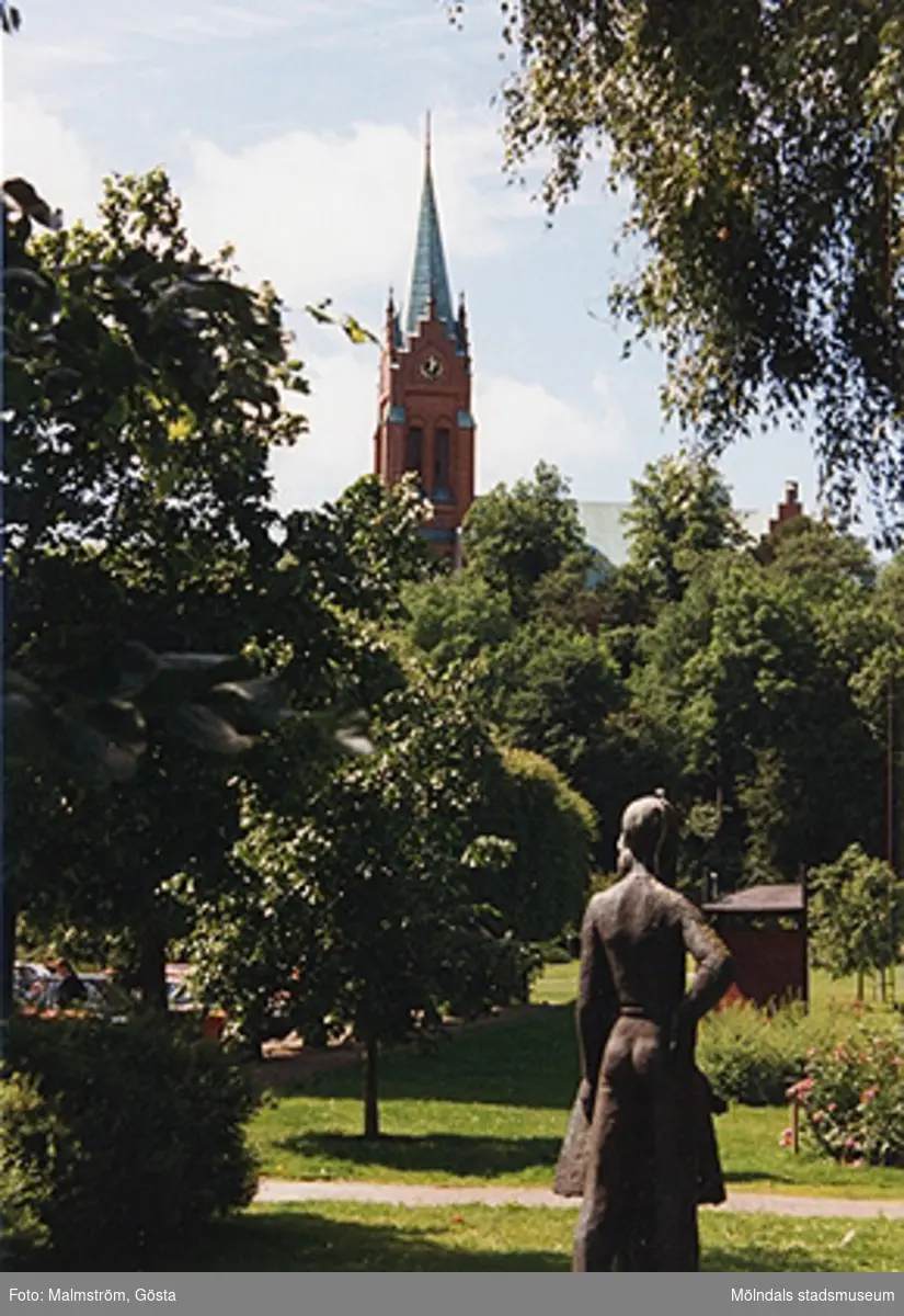 Vy från stadshusparken mot Fässbergs kyrka, 1996. I förgrunden ses Arvid Bryths (1905-1997) skulptur "Ungdomssvärmeri".