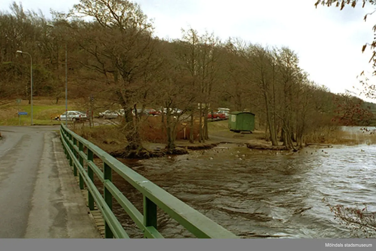 Vy från bron på Mölndals naturskyddsförenings gröna bod vid Gunnebo bro, 1997-02-17.