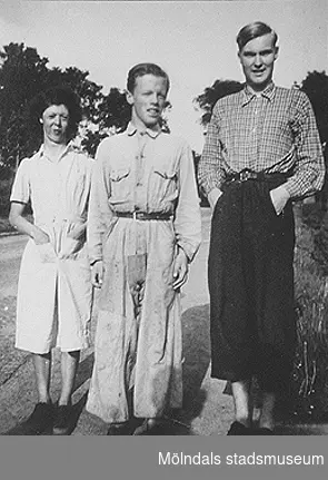 Personerna är Sara, Åke i trädgården och Erik Abrahamsson, Skomakeriet, ca 1945.