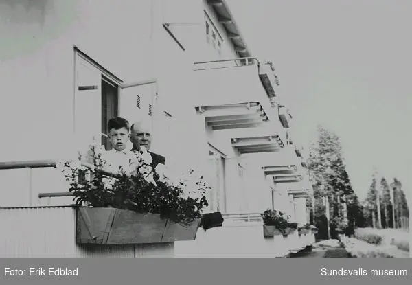 Jan-Sune och Edvin Isaksson, kusin och farbror till Irma och Bengt Edblad, på balkongen, Berzeligatan 5, Skelleftehamn, 1945.