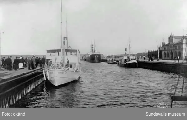 "Sundsvall. Parti av hamnen." Sundsvalls hamn. Passagerarbåten Tynderö t v och bogserbåten Nyhamn 1 t h.