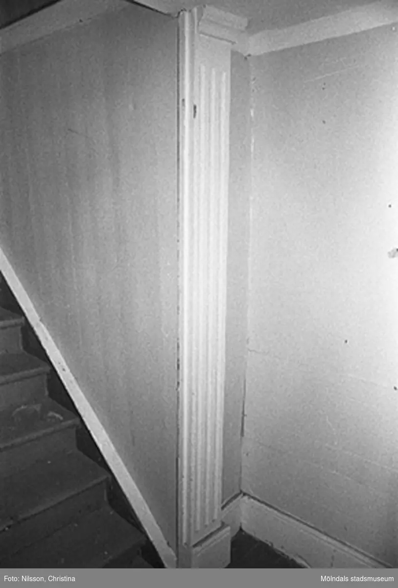 Kvarnfallet 31, röda huset, G-3, hösten 1994. Interiör från Röda husets undervåning. Bilden visar del av förstugan och trappan till övervåningen. Ornerade pilastrar var vanligt förekommande inom den s.k schweizerstilen som i Sverige uppfattades som urnordisk och därför gärna efterliknades i arkitekturen. Man trodde att stilens former uttalade ett nordiskt arv vilket eftersöktes under 1800-talet. En dörr har tidigare funnits för trappuppgången.