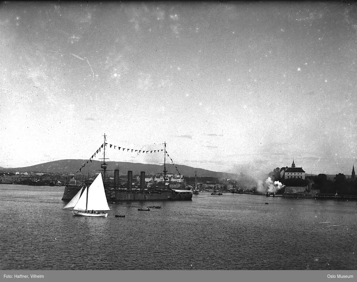 dampskip Kristianiafjord, seilfartøy, småbåter, britisk panserkrysser HMS Cornwall, Akershus festning, salutt, badehus
