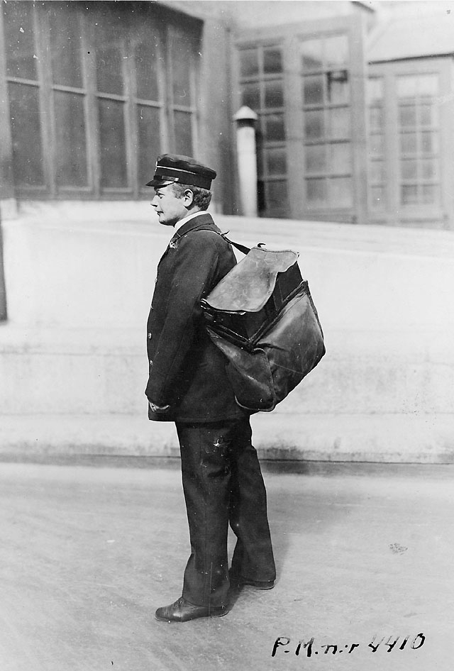 Gående brevlådtömmare, postkontoret Stockholm 1, 1910-talet.
